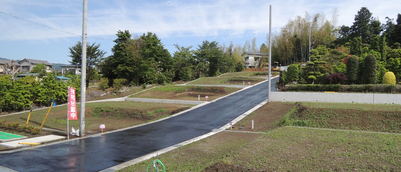 造成工事は駐車場をつくる・広げるというような小規模のものから山や斜面を切崩し土地を有効活用する大規模なものまで様々｜土木事業