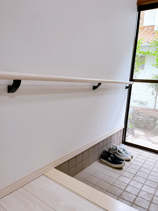玄関手すり交換工事｜リフォームの施工事例｜新築・注文住宅・リフォーム｜三和建設株式会社｜伊豆・伊東市リフォーム後1